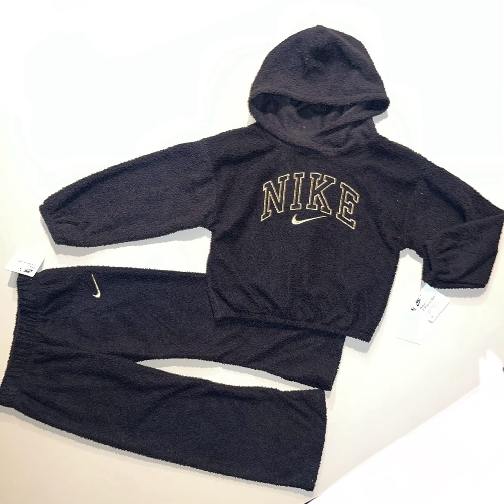 Nike Swoosh Spirit
Little Kids' 2-Piece Teddy Set - NEW